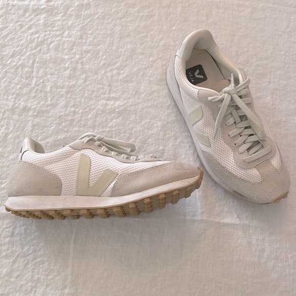 Veja Shoes - Veja Rio Branco low-top sneakers. Excellent condition. Beige & white. Size 39.